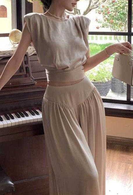 Completo con top corto e pantaloni a gamba larga